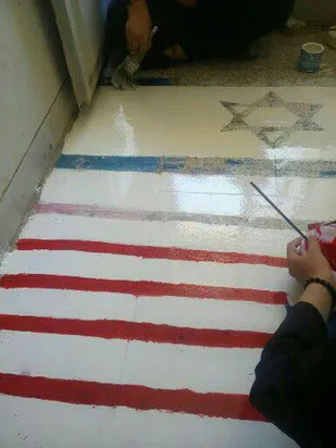 پرچم آمریکا و اسرائیل زیر پای بسیجیان