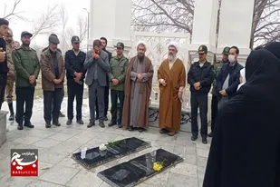 عطرافشانی گلزار شهدای صالح آباد همزمان با دهه مبارک فجر