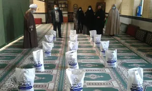 ۶۰۰ بسته معیشتی بین نیازمندان گرمساری توزیع شد