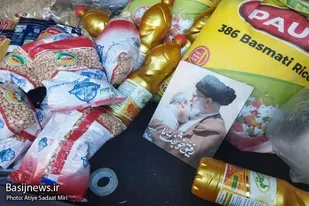 توزیع بسته های معیشتی متبرک با دست پدران شهدا بین نیازمندان در زاهدان