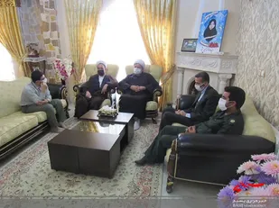 دیدار مسئول دفتر نمایندگی ولی فقیه درسپاه کربلا با خانواده شهیده سلامت شفیع زاده + تصاویر