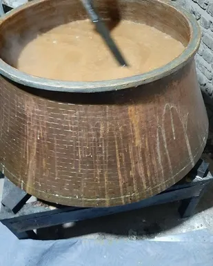 پخت سمنو به مناسبت نیمه شعبان در شهرستان فیروزکوه