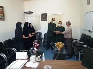 تجلیل فرمانده ناحیه مقاومت بسیج خاتم از پرسنل اداره ورزش و جوانان شهرستان خاتم