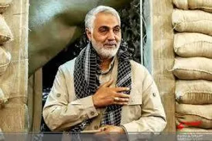 سردار میان کوچه های شهر قدم می زند