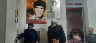 دیدار مسئول دفتر نمایندگی ولی فقیه در سپاه قدس گیلان با خانواده شهیدان ایرج فرزاد و داریوش خادم الفقرا