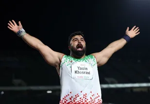 فیلم/ اهدای مدال پرتاب وزنه پارالمپیک 2024 به شهید هنیه توسط یاسین خسروی