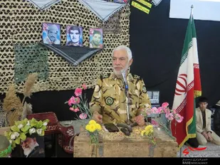 عده&zwnj;ای در داخل تا کمر برای دشمنان خم می&zwnj;شوند