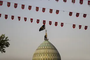 اهتزاز پرچم عزای حسینی بر فراز گنبد حرم شاهچراغ