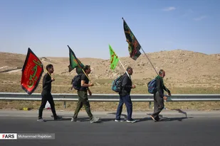 زائران پیاده امام رضا(ع) در مسیر عاشقی