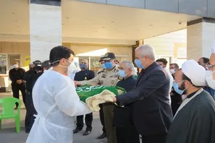 پرچم آستان قدس رضوی به بیمارستان امیرالمومنین مراغه اهدا شد