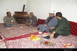 دیدار بسیجیان با خانواده شهدا و روحانی روستای توانه نهاوند