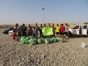 پاکسازی حریم رودخانه مارون توسط گروه جهادی در شهرستان آغاجاری
