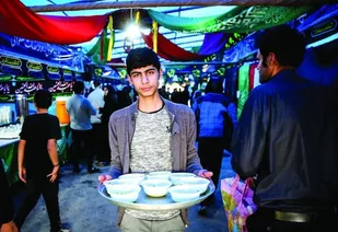 پذیرایی کریمانه گروه جهادی شهید حاج قاسم گرمسار از زائران کربلای معلی و مشهد مقدس