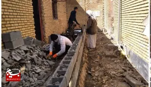 بالا رفتن دیوار خانه نیازمند با همت جهادی در آبادان