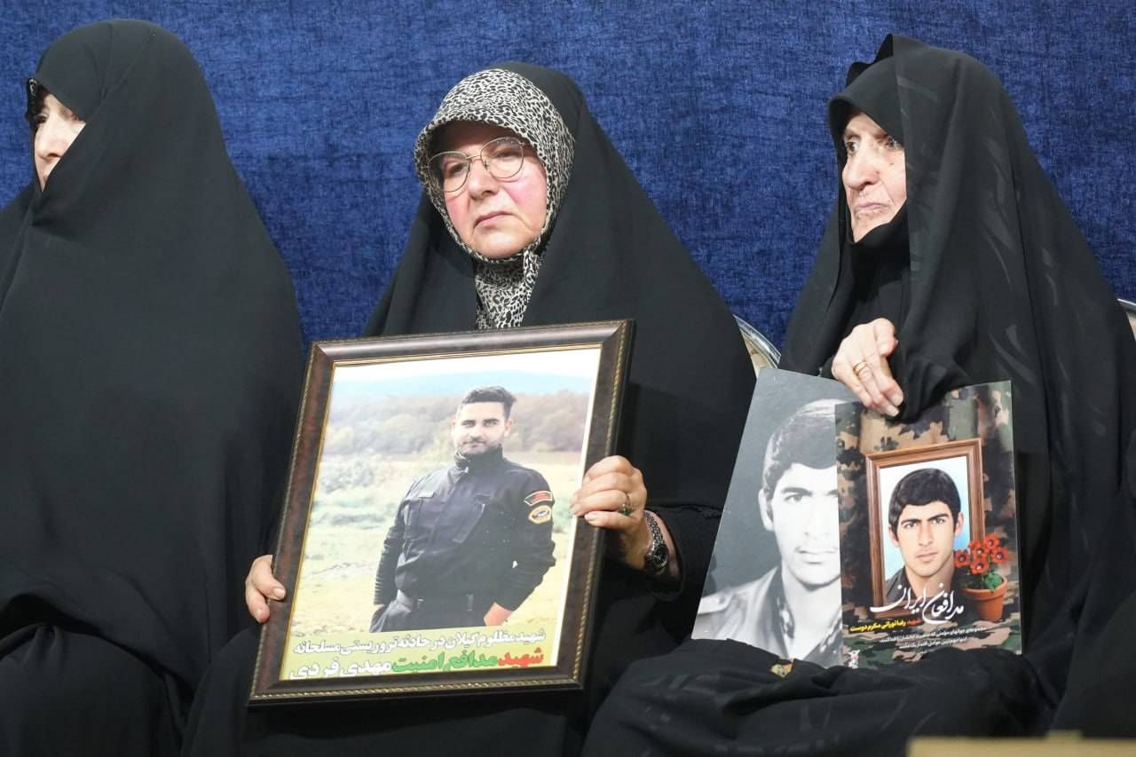 امنیتِ این سرزمین، وامدار دستانی‌ست که فرزندانشان را به راهِ ایران سپردند/  قامتِ فرماندهی که به نمایندگی از مردم ایران، پیشِ مادران شهدا خم شد