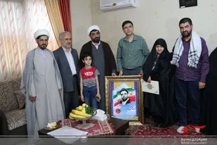 دیدار جمعی از مسئولین زنجانی با خانواده دو شهید روحانی