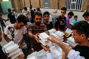 اطعام ۱۱۰ هزار نفر در پویش مهر علوی در کرج