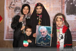 پويش دانشجويي يادگاري با ديوار انقلاب در گلپايگان