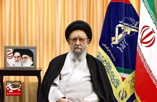 ارتش و سپاه مثل دو برادر در مقابل دشمنان نظام جمهوری اسلامی ایستاده&zwnj;اند/  پاسداران در بیرون مرز&zwnj;ها نسبت به آرمان انقلاب انجام وظیفه کرده اند
