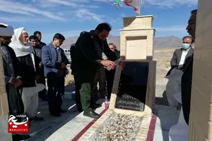 غبارروبی و عطرافشانی مزارشهدا درمهرستان