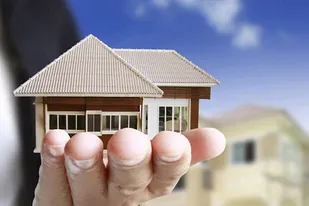 نیکوکار سنندجی ۵ خانواده نیازمند را صاحب خانه کرد