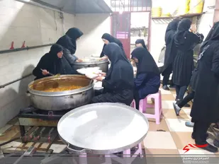 تهیهو توزیع۸۰۰ پرس غذای گرم بین نیازمندان توسط پایگاه مهدیه حوزه کوثرراین