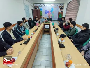 نشست جمعی از جوانان بسیجی شهرستان جویبار با فرمانده سپاه این ناحیه