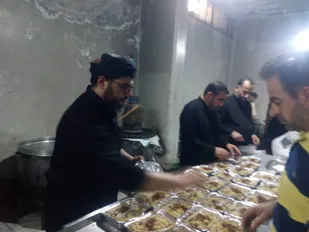 تهیه طعام گرم در زینبیه سوریه توسط گروه جهادی بین المللی عبرات استان قزوین