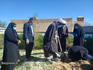 کاشت نهال توسط خانواده معظم شهدا درحوزه علمیه خواهران اهرم