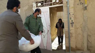 توزیع آرد در بخش مروست توسط فرمانده ناحیه مقاومت بسیج خاتم