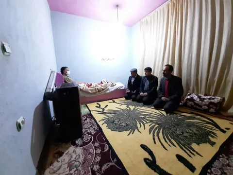 عیادت مسئولین بسیج هنرمندان استان کهگیلویه و بویر احمد از بسیجی هنرمند