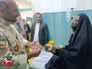 اهدا گل به پرستاران بیمارستان ایران&zwnj;مهر سراوان به مناسبت هفته سلامت