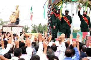 شهدای غواص خود را به دستان پر مهر مردم رساندند