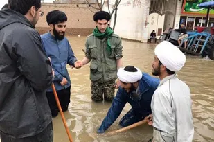 طلبه بسیجی خود را محدود به تحصیل در حجره ها نمی کند
