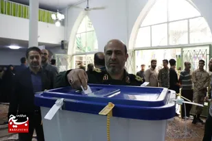 حضور سردار علیرضا حیدرنیا فرمانده سپاه استان البرز پای صندوق رای