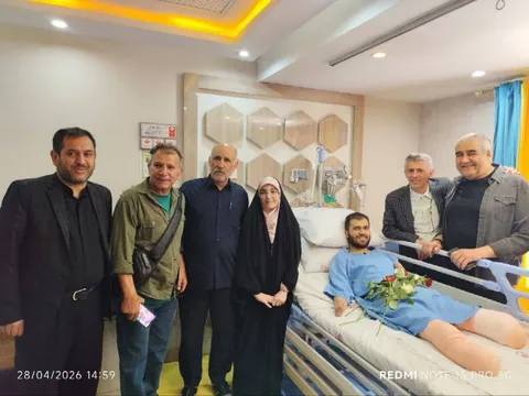 عیادت حامد شب خیز و تعدای از هنرمندان از جانباز لانچر «حسین محمدی»