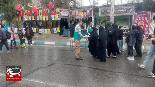 خادمین صالح آباد به زائرین مزار شهید سلیمانی در کرمان خدمت&zwnj;رسانی می کنند