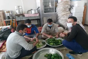 جهاد ادامه&zwnj;دار گروه&zwnj;های جهادی شیراز در &laquo;سی&zwnj;سخت&raquo; / توزیع غذای گرم میان زلزله&zwnj;زدگان
