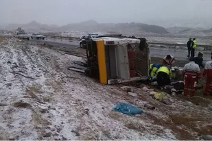 واژگونی مینی بوس در محور شبستر با دو مصدوم بدحال و 15 حادثه دیده