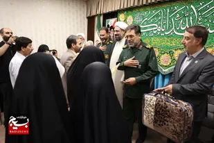 تجلیل از خانواده شهید &laquo;روح&zwnj;الله اسدی&raquo; در نماز جمعه همدان