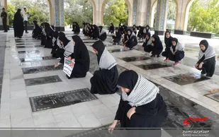 عطرافشانی مزار شهدا به&zwnj;مناسبت هفته بسیج دانش&zwnj;آموزی در فامنین