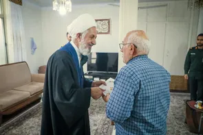 دیدار مسئول دفتر نمایندگی ولی‌فقیه در سپاه کربلا با خانواده سرباز شهید مهرداد زادسر