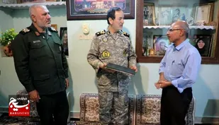 دیدار فرماندهان ارشد نظامی  با خانواده شهید کریم بیاتی