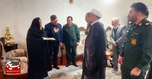 فرمانده سپاه شاهین&zwnj;دژ با خانواده شهید باقری دیدار کرد