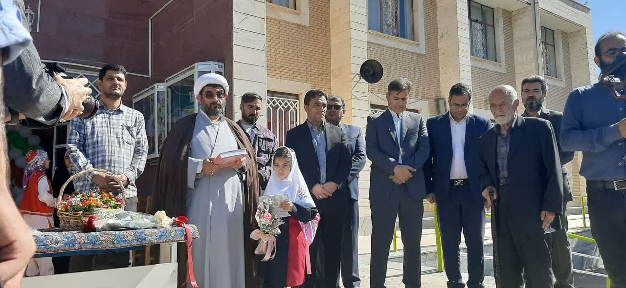 مشایعت فرزند شهید تا مدرسه در آغاز سال تحصیلی زنجان