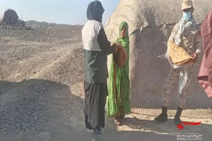 توزیع نان گرم درمناطق محروم به مناسبت هفته بسیج