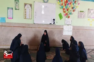 نشست سواد رسانه با موضوع تاثیرات فضای مجازی بر خانواده و جامعه در دبیرستان میرزای شیرازی برگزار شد