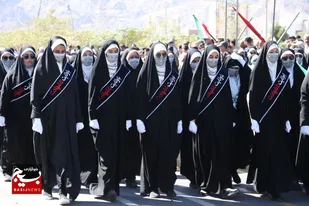 شکوه اقتدار گردان های کوثر بسیج خواهران خراسان&zwnj; جنوبی در مراسم رژه ۳۱ شهریور