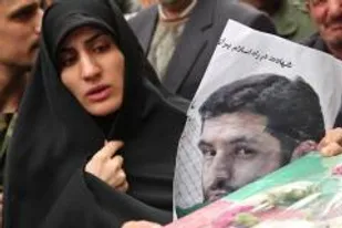 فیلم سازان حرفه ای برای ساخت مستندهایی با عنوان مدافعین حرم وارد عرصه شوند/ سوریه خط مقدم ایران است