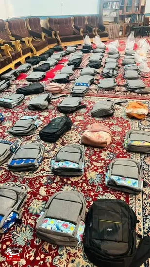 توزیع بسته های لوازم تحریر بین دانش آموزان نیازمند